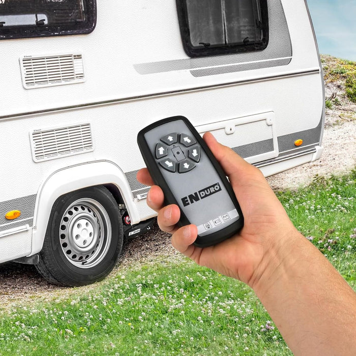 Uso del mando del mover Enduro EM303+ para mover una caravana en exteriores.