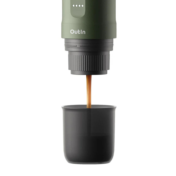 Extracción de espresso con la cafetera portátil OutIn Nano verde bosque vertiendo café en vaso negro