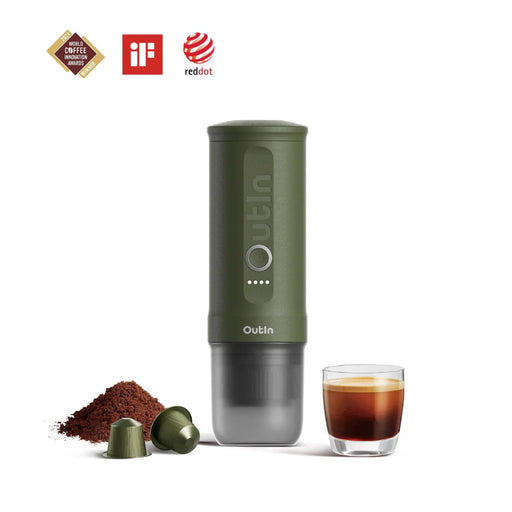 Cafetera espresso portátil OutIn Nano verde bosque con café molido, cápsulas y vaso de espresso, destacando premios de diseño
