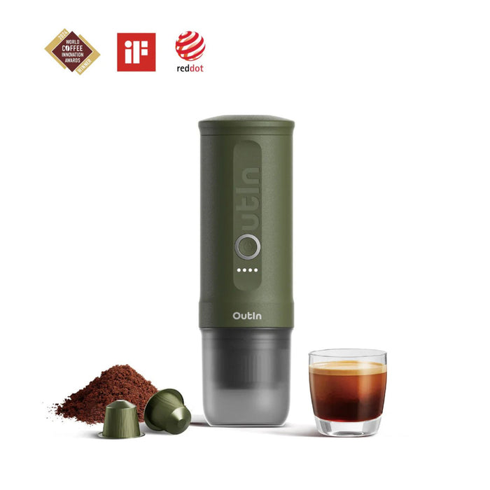 Cafetera espresso portátil OutIn Nano verde bosque con café molido, cápsulas y vaso de espresso, destacando premios de diseño