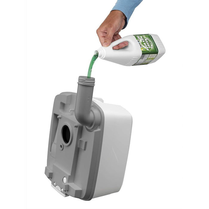 Añadido de aditivo al depósito de residuos del inodoro portátil Porta Potti Qube 345