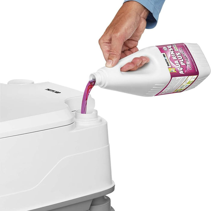 Llenado del depósito de agua limpia del Porta Potti Qube 345 con aditivo sanitario