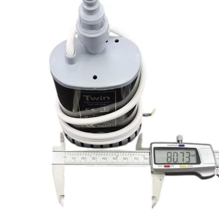 Medición del diámetro de la bomba de agua Reich Twin 19 litros con calibre digital