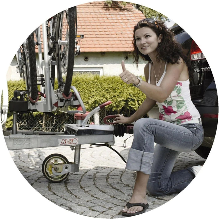 Mujer utilizando la rueda jockey AL-KO Premium de 48 mm y 300 kg en un remolque