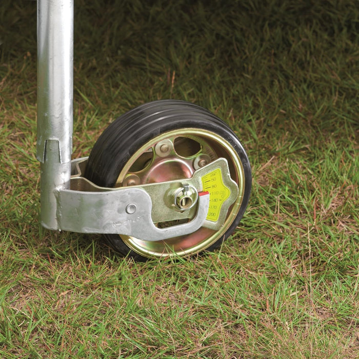 Detalle de la rueda con indicador de carga integrado de la rueda jockey AL-KO Premium 48 mm