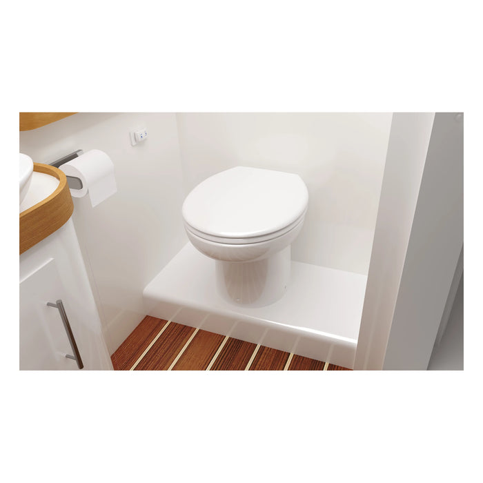 Elektrische Bordtoilette Sanimarin 31 auf einem weißen Podest in einem Bootsbad mit Lattenboden