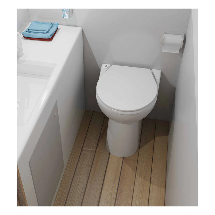 Elektrische Bordtoilette Sanimarin 43 auf Holzboden in einem Bootsbad, neben einer Badewanne