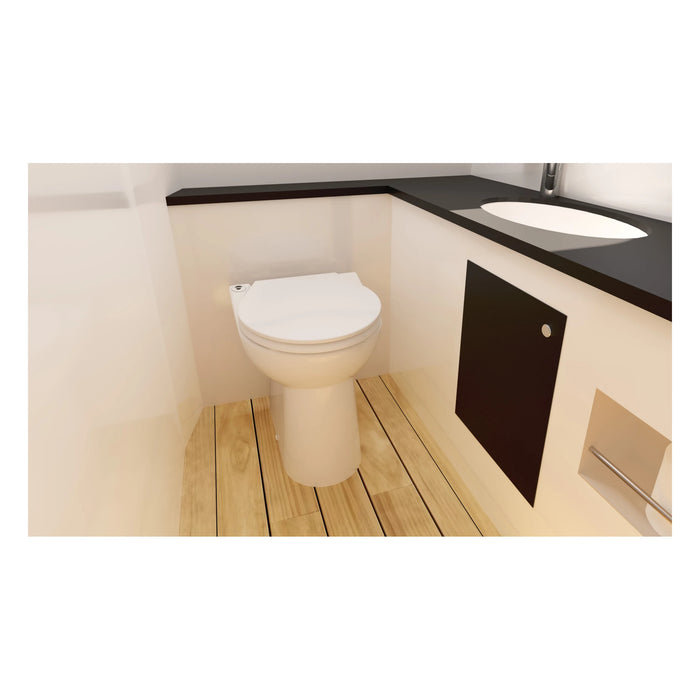 Bootsbad mit der Toilette auf dem Holzboden, unter einer schwarzen Arbeitsplatte mit Waschbecken