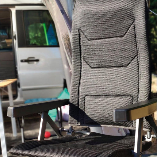 Sillón Soplair Major negro en camping junto a furgoneta