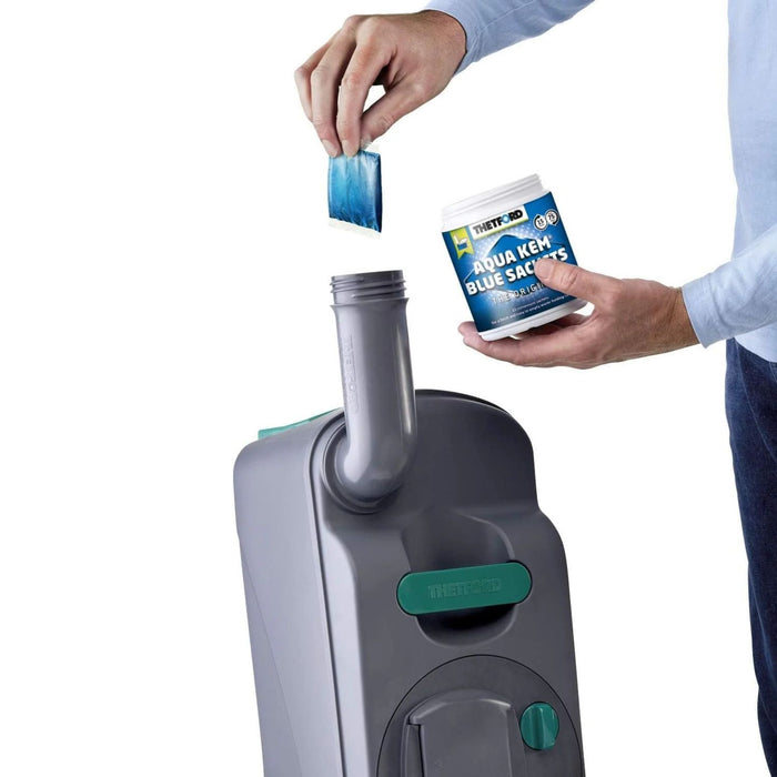 Uso de las bolsas Thetford Aqua Kem Blue para WC químico introduciéndolas en el depósito
