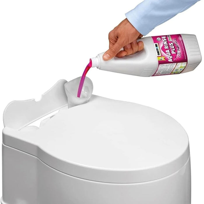 Rellenando el depósito superior del Thetford Porta Potti 565E con líquido Aqua Rinse