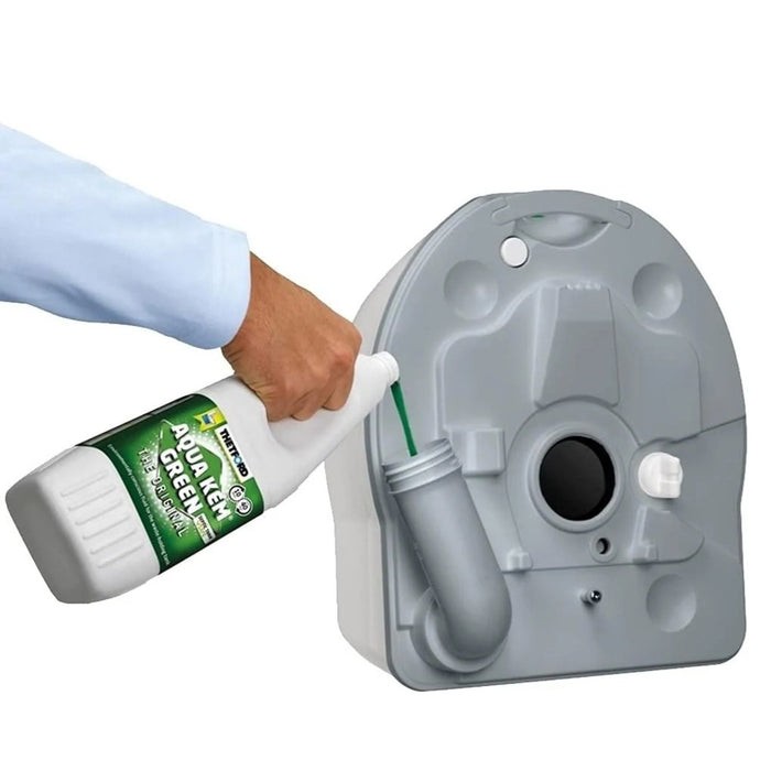 Añadiendo líquido Aqua Kem Green al depósito inferior del inodoro portátil Thetford Porta Potti 565E