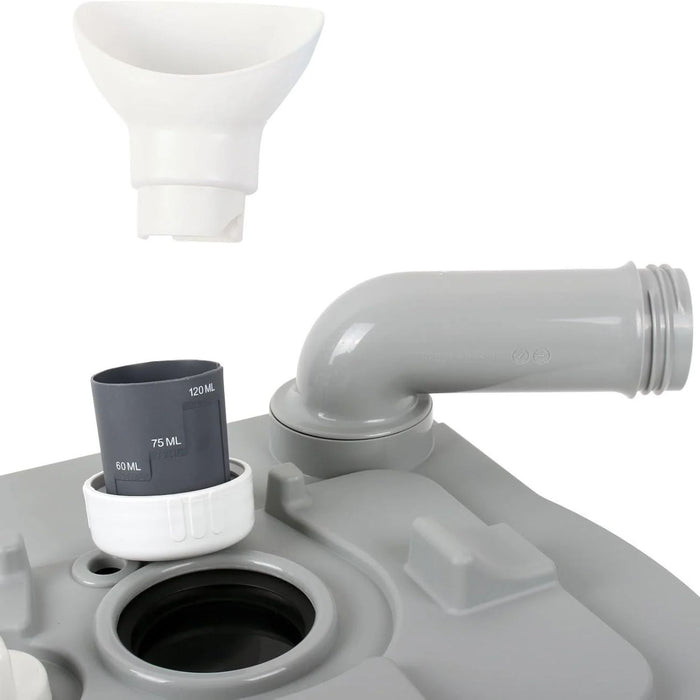 Detalle de la boquilla, embudo y vaso medidor del depósito del Thetford Porta Potti 565P