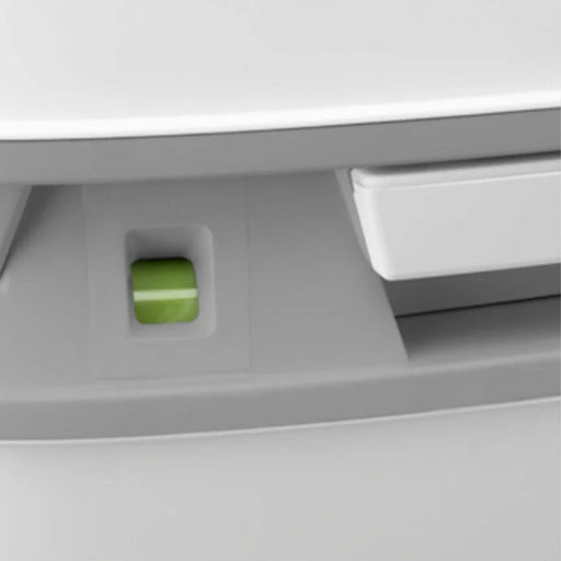 Detalle del indicador de nivel del depósito inferior del Porta Potti Qube 335