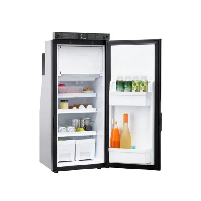 Nevera Thetford T1090 de 90 litros con alimentos organizados en los estantes y puerta abierta.