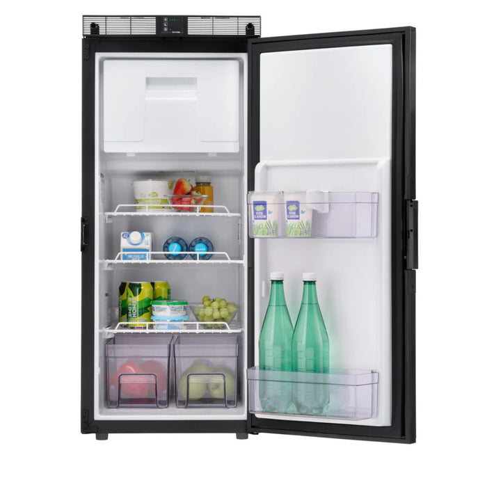 Interior de la nevera Thetford T1090 de 90 litros con puerta abierta y compartimentos visibles.