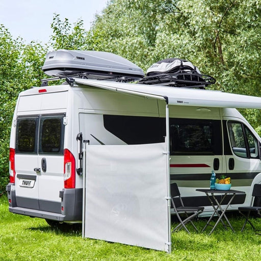 Furgoneta camper equipada con toldo y soporte Thule para escalera instalado en el lateral