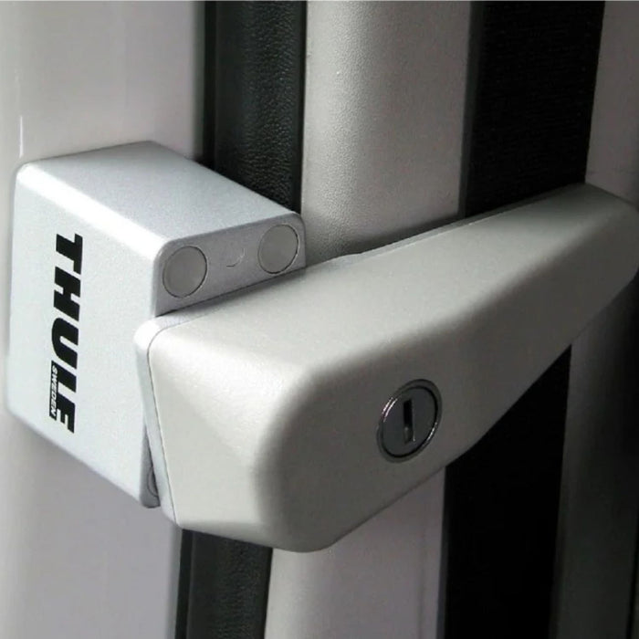 Detalle de la cerradura Thule Cab Lock con cilindro de llave en primer plano.