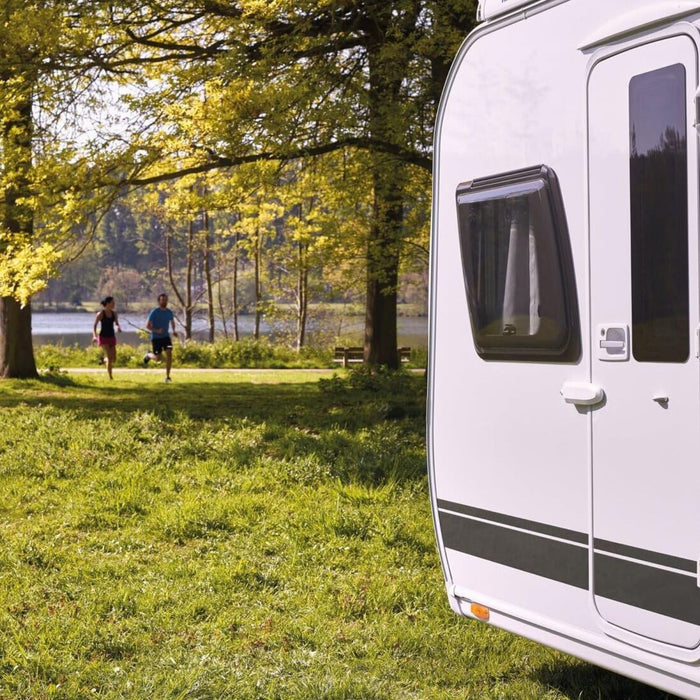 Caravana estacionada en un entorno natural equipada con cerradura de seguridad Thule