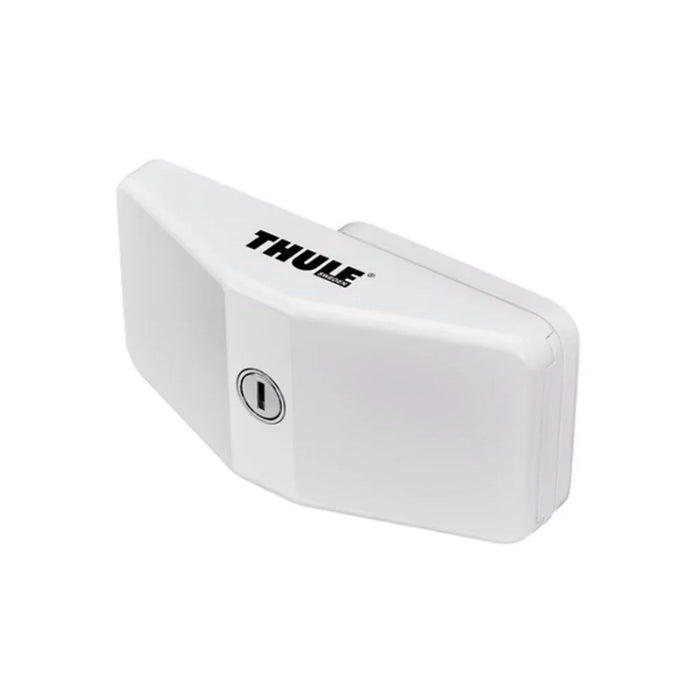 Vista frontal del bloqueador Thule Door Lock blanco con cerradura integrada.
