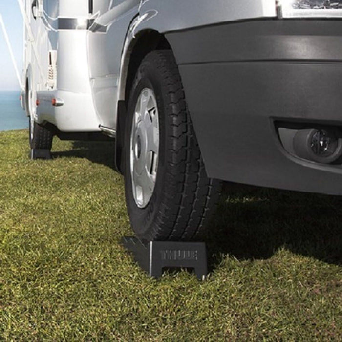 Detalle de rueda de autocaravana apoyada sobre calzos Thule Levelers