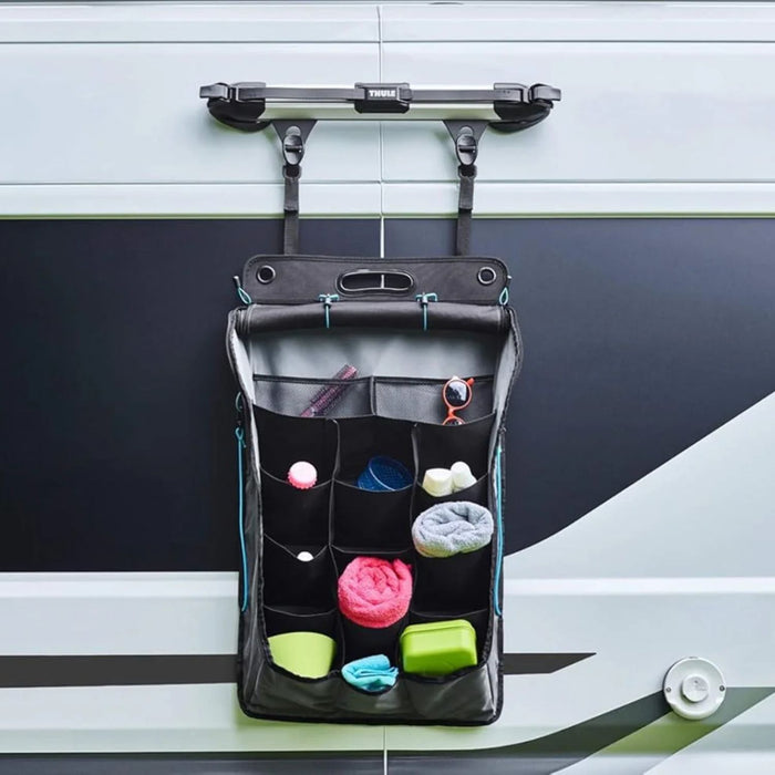 Soporte Thule para escalera instalado en furgoneta con organizador colgado