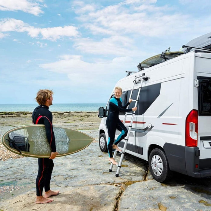 Uso del soporte Thule para escalera en furgoneta camper junto al mar