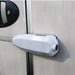 Detalle de la cerradura de seguridad Thule Universal Lock montada en una autocaravana