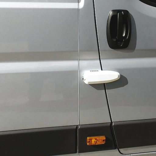 Cerradura de seguridad Thule Universal Lock en color blanco instalada en la puerta lateral de una furgoneta camper
