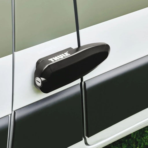 Cerradura Thule Universal Lock negra instalada en la puerta de una autocaravana o furgoneta camper
