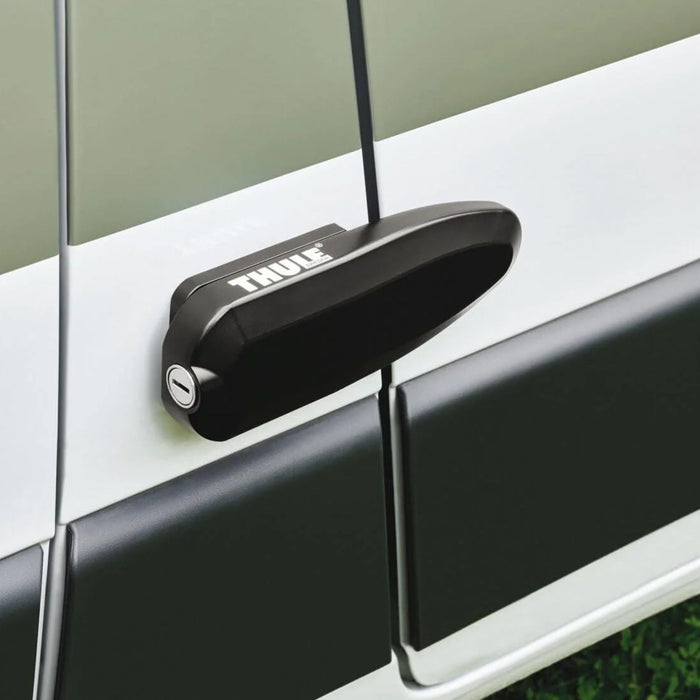 Cerradura Thule Universal Lock negra instalada en la puerta de una autocaravana o furgoneta camper