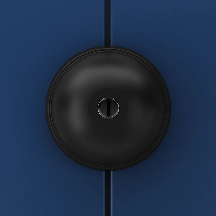 Vista frontal de la cerradura Meroni UFO3 Comfort Negra sobre puerta azul.