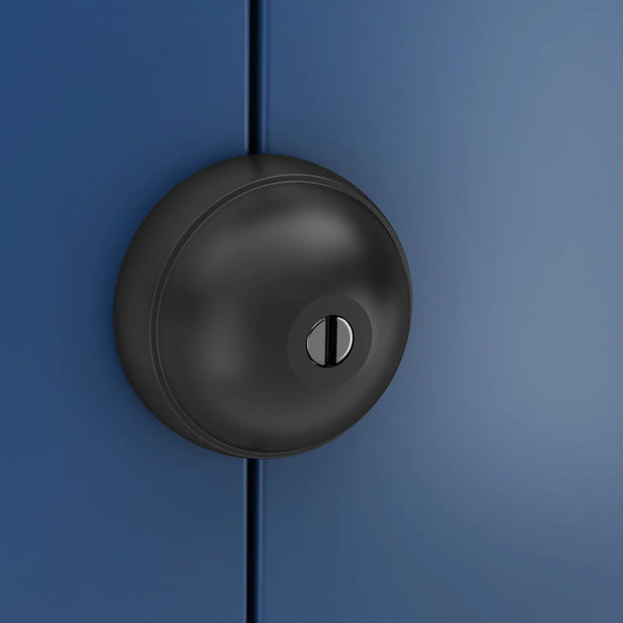 Vista lateral de la cerradura Meroni UFO3 Comfort Negra instalada en puerta de furgoneta.