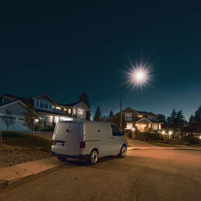 Cerradura Meroni UFO3 Comfort Negra instalada en puerta trasera de furgoneta.