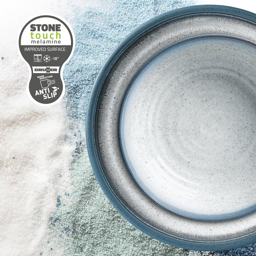 Detalle de la vajilla Brunner Midday Tuscany con acabado Stone Touch antideslizante en tonos azul y gris.