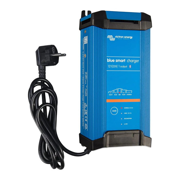 Vista frontal del cargador Victron Energy Blue Smart IP22 12/20 con Bluetooth y cable de alimentación